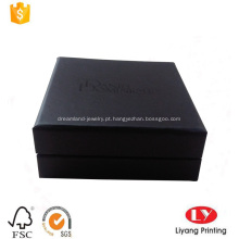 Caixa de papelão para joias com pulseira preta com espuma